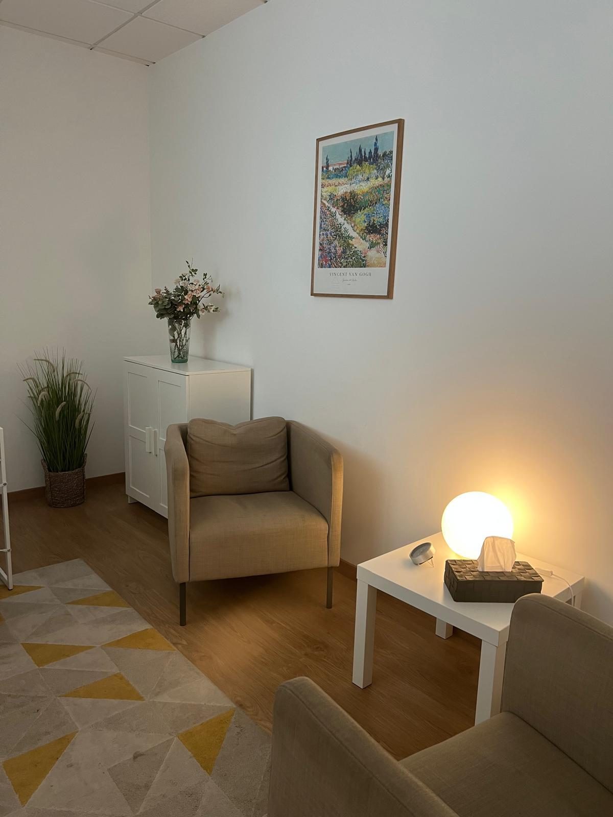Consultório de psicoterapia da Clínica dos Afectos em Setúbal, com poltronas bege e luz quente